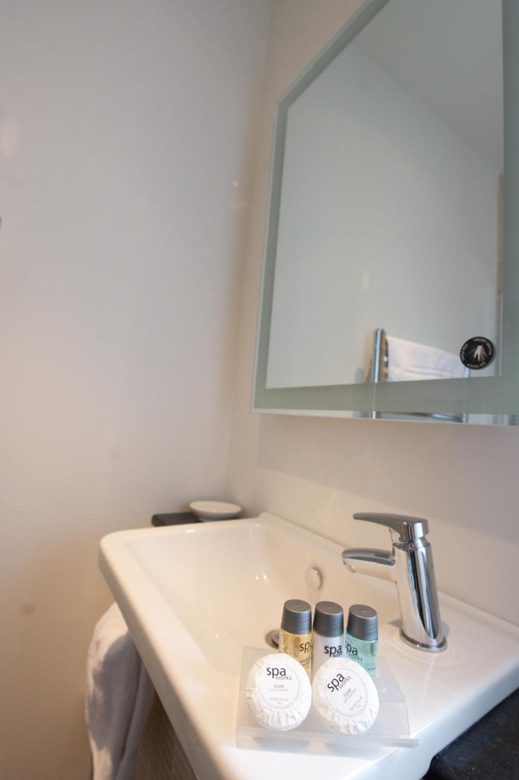 Tudor Lodge Bed & Breakfast Manorbier Ngoại thất bức ảnh